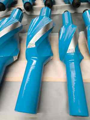 9-1/4" Spiraal geïntegreerde bladstabilisatoren 6-1/2" OD body met 4-1/2" Reg. box beneden en 4" IF box boven.